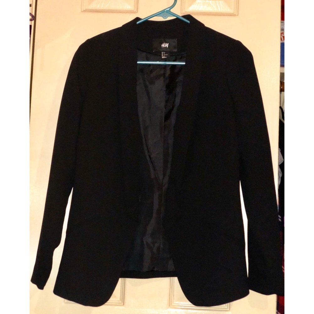 Black Blazer perfect for work or to dress up!